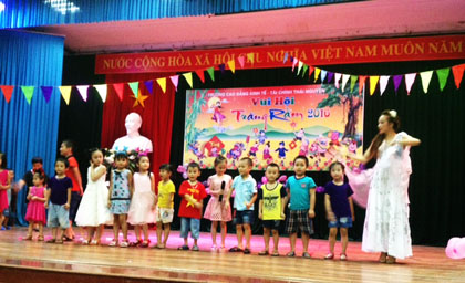 Trường CĐ Kinh tế-Tài chính Thái Nguyên tổ chức đón Tết Trung thu cho các cháu thiếu niên nhi đồng và học sinh hệ trung cấp 3 năm.